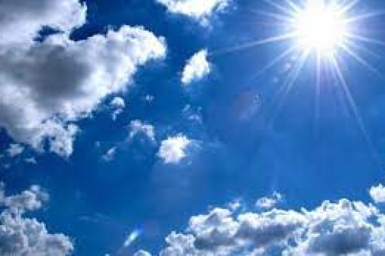 طقس اليوم: انخفاض طفيف في درجات الحرارة وضباب محلي بالسواحل الشرقية بداية النهار