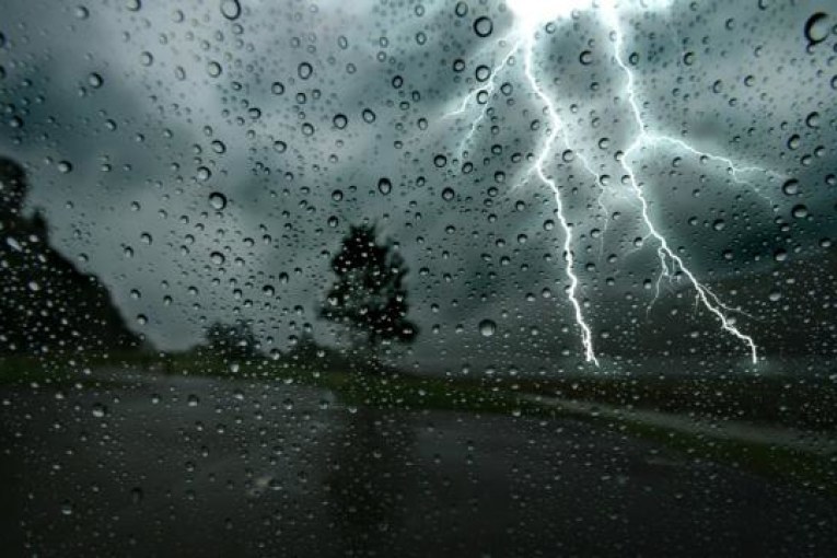 طقس اليوم: أجواء مغيمة مع امطار متفرقة ورعدية