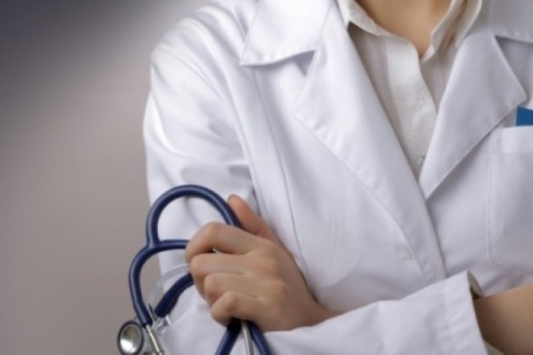 على خلفية اعتداء طبيب على زملائه: وقفة احتجاجية بمستشفى محمد التلاتلي بنابل