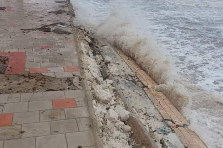 المهدية : انهيار جزء من جدار الكورنيش