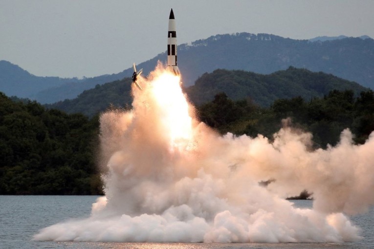 كوريا الشمالية تطلق 100 قذيفة قرب المياه الكورية الجنوبية