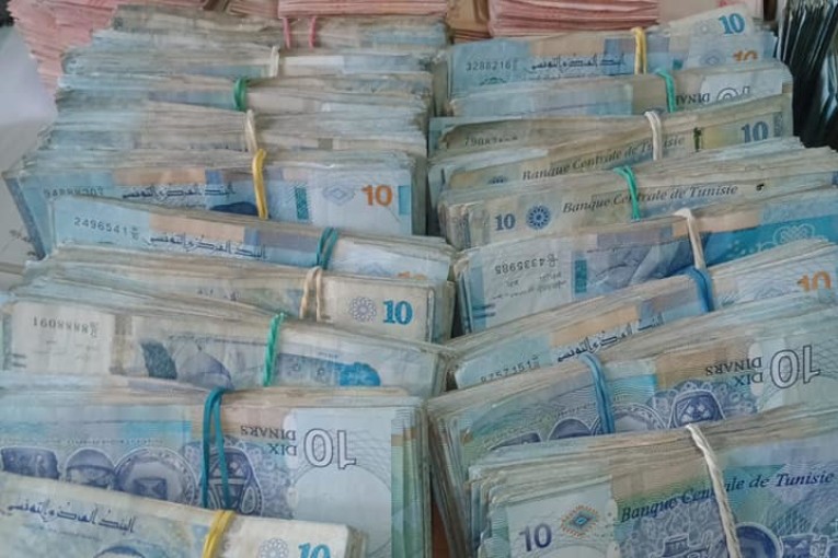 القيروان: شبهة تبييض الأموال تلاحق مواطنا سحب نصف مليار من بنك