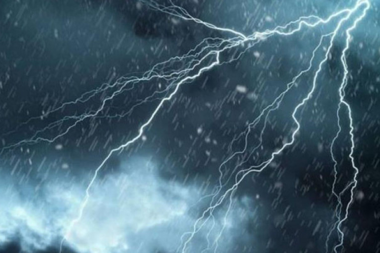 أمطار رعدية أحيانا غزيرة بعد الظهر وانخفاض مُنتظر في درجات الحرارة