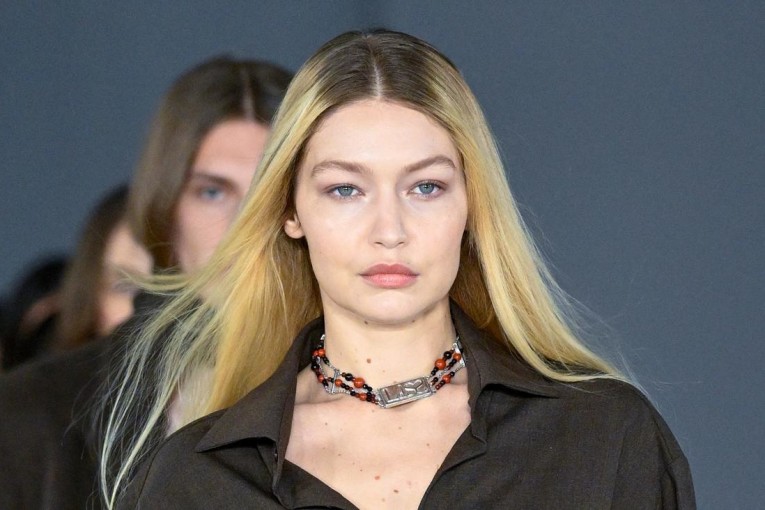 بسبب إيلون ماسك: جيجي حديد تلغي حسابها على تويتر