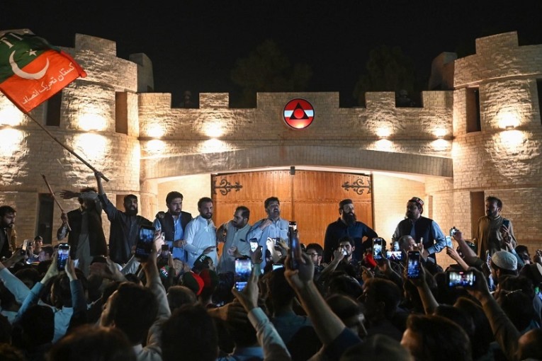 خان يتهم رئيس الوزراء الباكستاني بمحاولة اغتياله