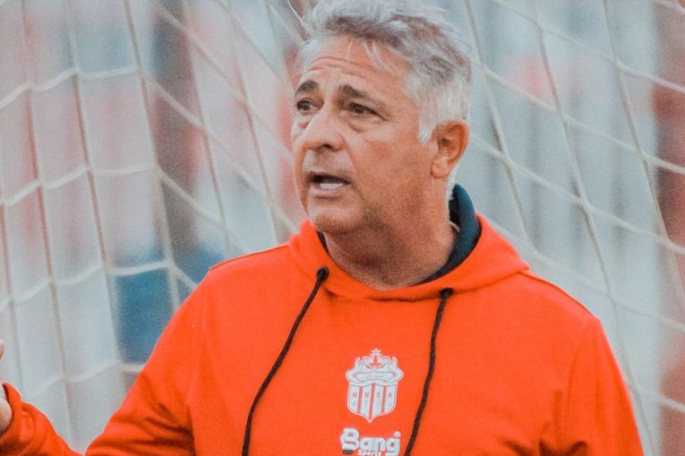 باكيتا يكافئ لاعبيه بعد الفوز على شباب المحمدية