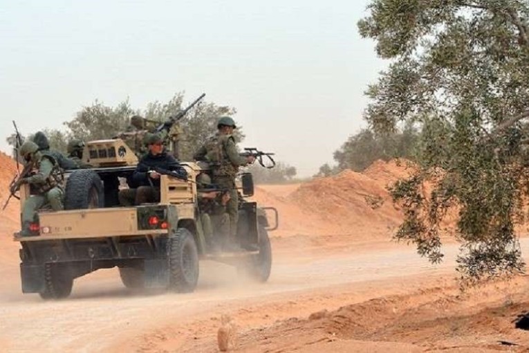 الوحدات العسكرية توقف سيارة تهريب محملة ب660 ألف قرص مخدّر