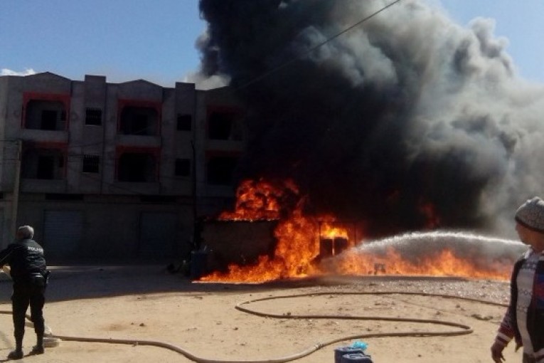 اشتعال سيارة بالكامل في حريق بمحلّ لبيع المحروقات المهرّبة بقفصة