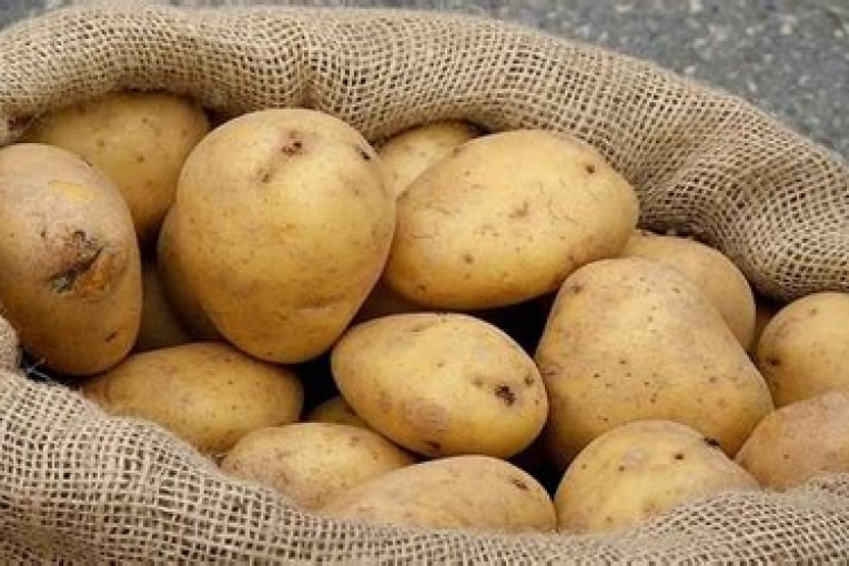 سيدي بوزيد : ضبط 3 شاحنات محمّلة بالبطاطا والطماطم بغرض المضاربة