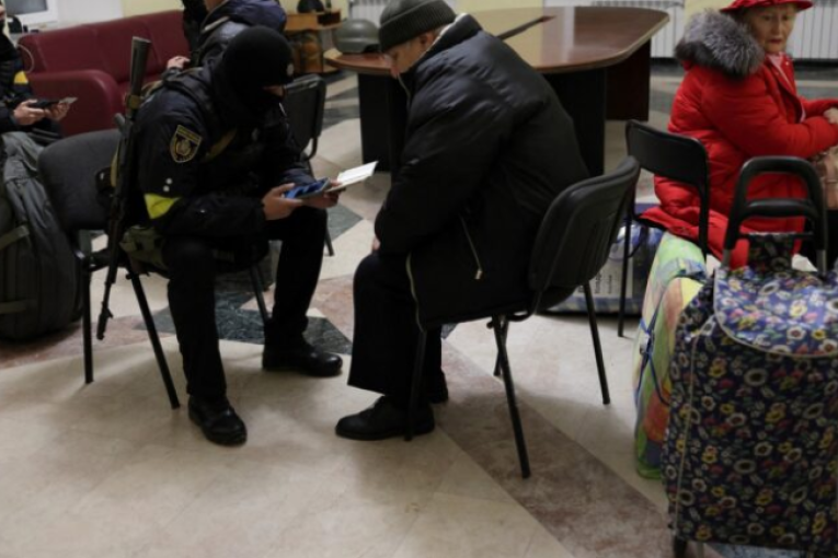 مدنيون يفرون من خيرسون بعد قصف روسي للمدينة