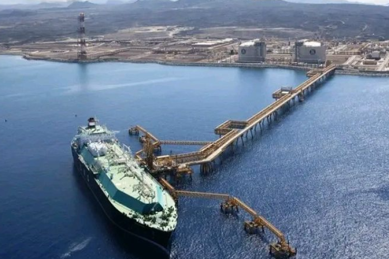 الحوثيون يهاجمون موانئ نفطية لتكثيف الضغط في محادثات الهدنة باليمن