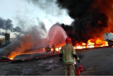 إصابة 15 عاملا في حريق مدينة صناعية بوسط إيران