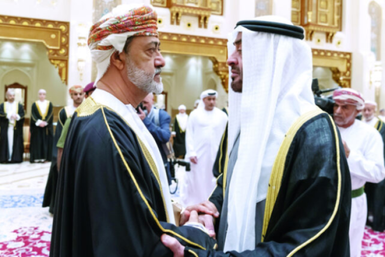 محمد بن زايد يهنئ سلطان عمان بذكرى اليوم الوطني