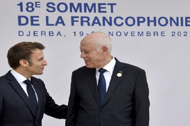 ماكرون من جربة: اللغة الفرنسية تراجعت لدى الشعوب المغاربية.. وعلى الفرنكفونية أن تُعيدها إلى مكانتها