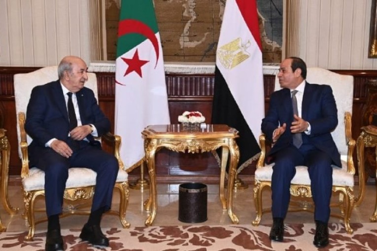 الجزائر : رئيس الجمهورية يجري محادثة مع نظيره المصري
