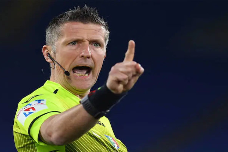 الحكم الإيطالي أورساتو يعطي شارة افتتاح مباريات مونديال قطر