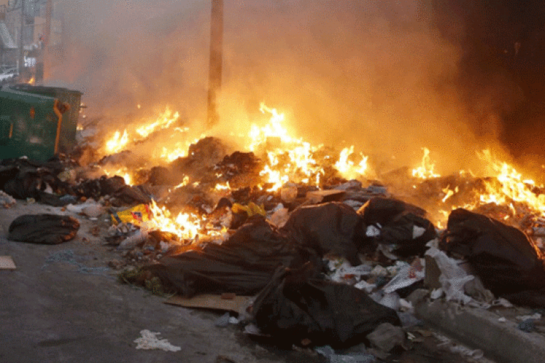 صفاقس: تواصل جهود إخماد الحريق بمصب النفايات