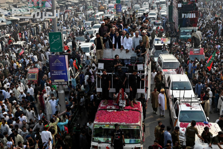 الجيش الباكستاني يرفض الاتهامات بضلوع أحد جنرالاته بمحاولة اغتيال عمران خان