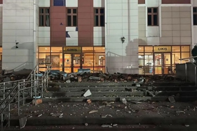 زلزال بقوة 6.1 درجات يضرب شمال غربي تركيا