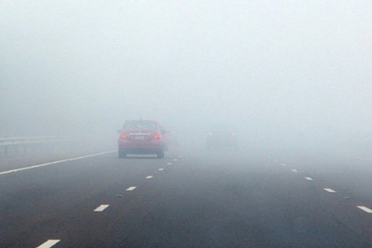 اليوم.. ضباب كثيف يتسبب في انخفاض مدى الرؤية الأفقية ثم أجواء مغيمة بأغلب الجهات