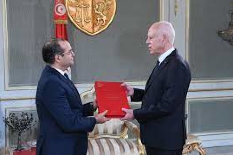 بوعسكر يسلم رئيس الدولة التقرير العام حول استفتاء 25 جويلية 2022