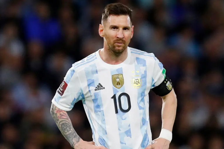 نجم الكرة العمانية السابق: ميسي سيرفع كأس العالم