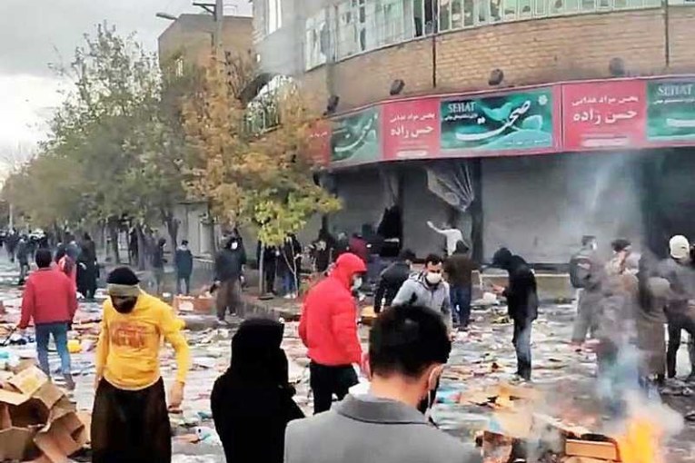 9 قتلى في هجمات غامضة بإيران