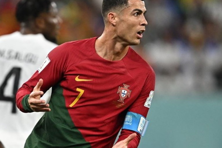 لنجم البرتغالي كريستيانو رونالدو يكتب التاريخ في كأس العالم