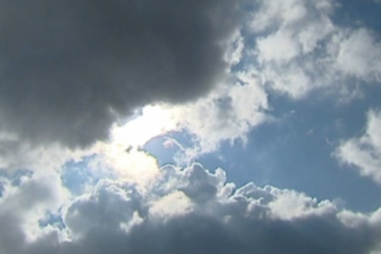 الليلة: سحب قليلة بأغلب الجهات والحرارة تتراوح بين 22 و32 درجة