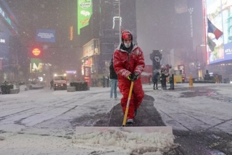 الولايات المتحدة: وصفت بأنها تحدث مرة فقط كل جيل العاصفة ثلجية تلغي آلاف الرحلات الجوية