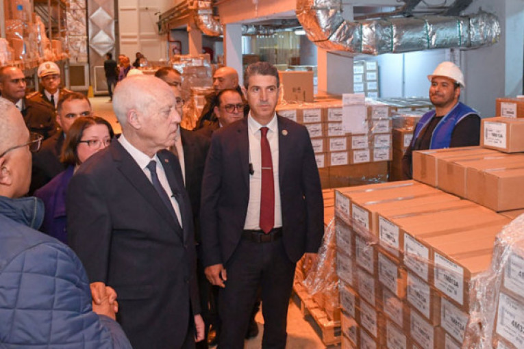 رئيس الجمهورية يؤدي زيارة لإحدى مؤسسات تصنيع الأدوية