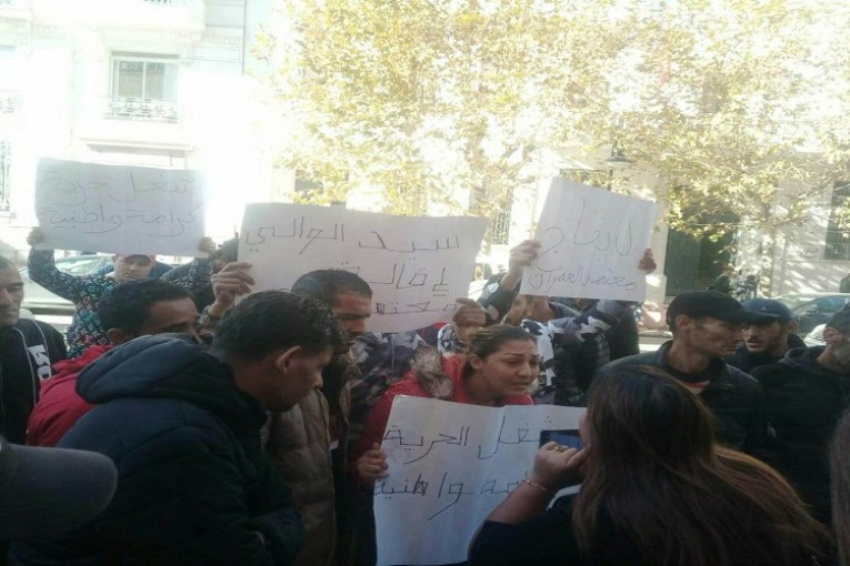 من امام مقر ولاية تونس: وقفة احتجاجية لشباب الجبل الأحمر