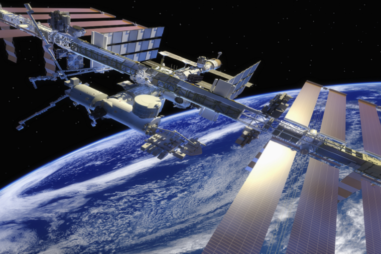 خطة إنقاذ روسية لرواد الفضاء العالقين بعد “حادثة الثقب”