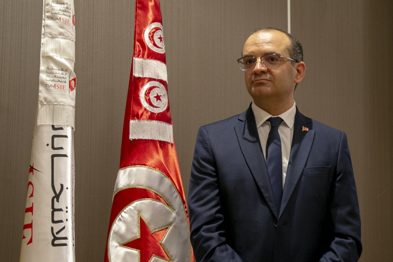 فاروق بوعسكر يؤدي واجبه الانتخابي