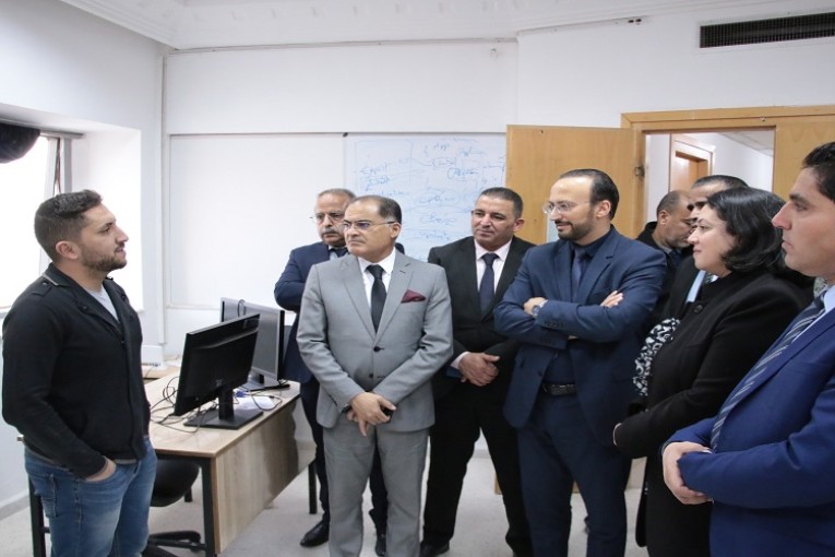 وزير تكنولوجيات الاتصال يؤدي زيارة الى مركز العمل عن بعد بولاية القيروان