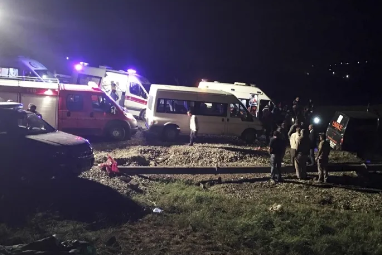 تركيا: جرحى في انفجار سيارة مفخخة