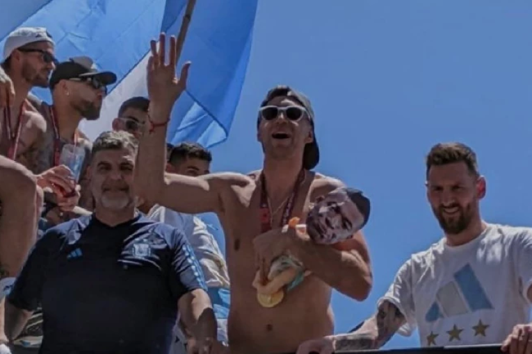 مارتينيز يسخر من مبابي بـ”دمية”