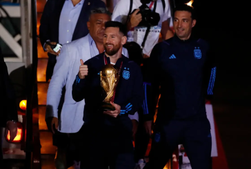 حاملاً كأس المونديال.. وصول منتخب الأرجنتين إلى بوينوس أيرس واستقبال حاشد لأبطال العالم