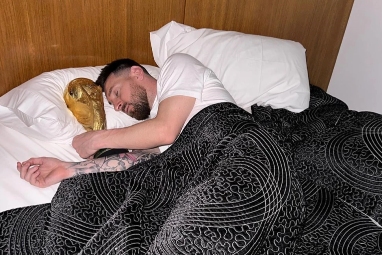 كأس العالم يقضي ليلته الأولى بين أحضان ميسي في الأرجنتين (صور)