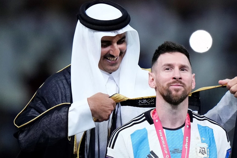 عماني يعرض مليون دولار على ميسي لشراء ”بشت” نهائي كأس العالم