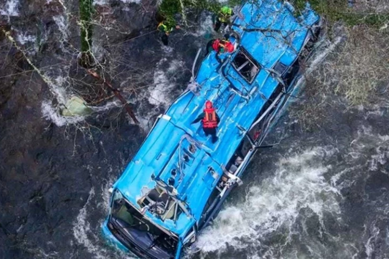 إسبانيا: قتلى في سقوط حافلة ركاب من أعلى جسر
