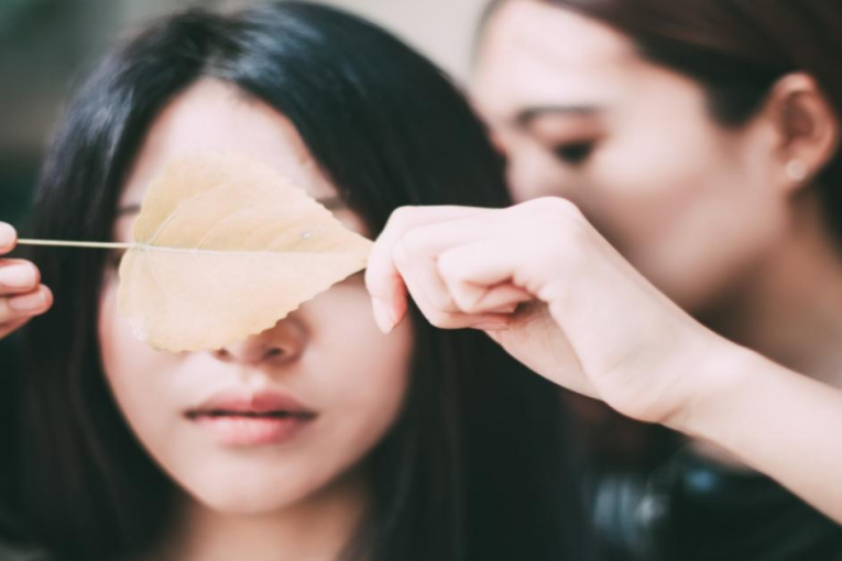 فقدت بصرها بسبب “كريمات تبييض البشرة”..تقرير يدق ناقوس الخطر