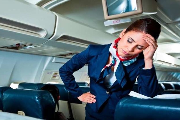 “أنا لست خادمتك”.. فيديو لمضيفة طيران يُثير تعاطف الملايين في العالم