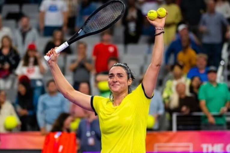 أنس جابر تفوز ببطولة مبادلة الاستعراضية للتنس بدبي