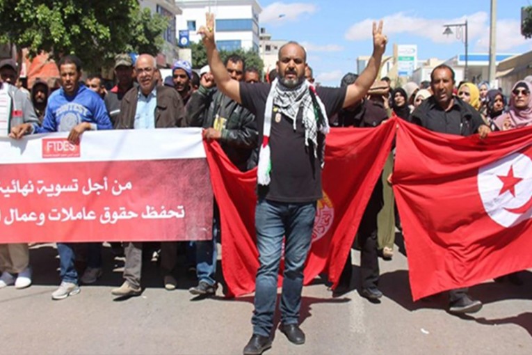 عمال الحضائر ينفذون وقفة احتجاجية ويهددون بالدخول في اعتصام مفتوح