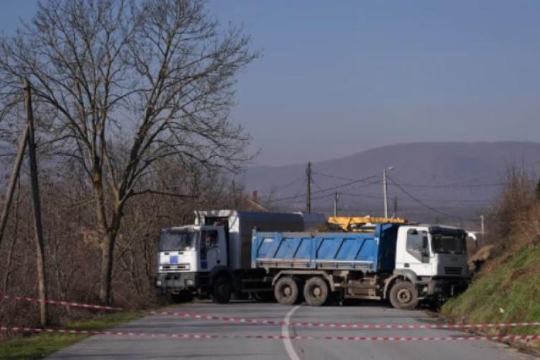 صرب كوسوفو يفككون حواجزهم على الحدود