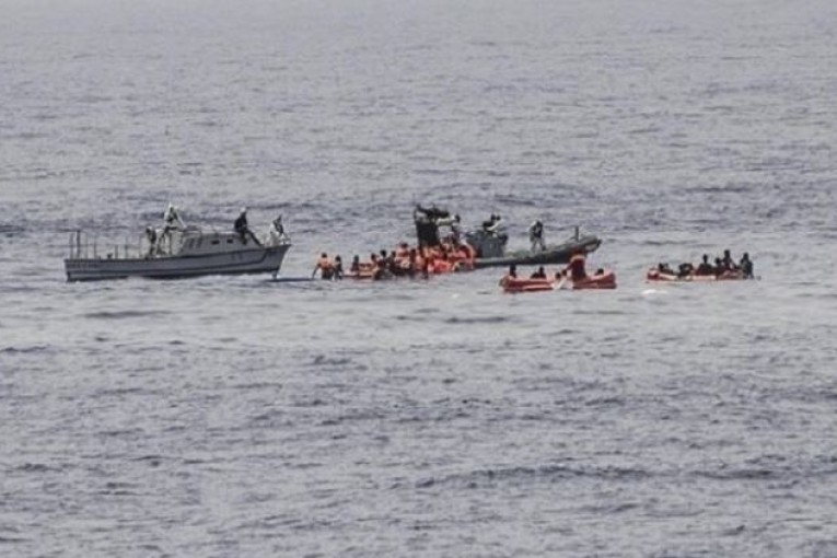 القوات البحرية اللبنانية تنقذ نحو 200 مهاجر بعد غرق قارب