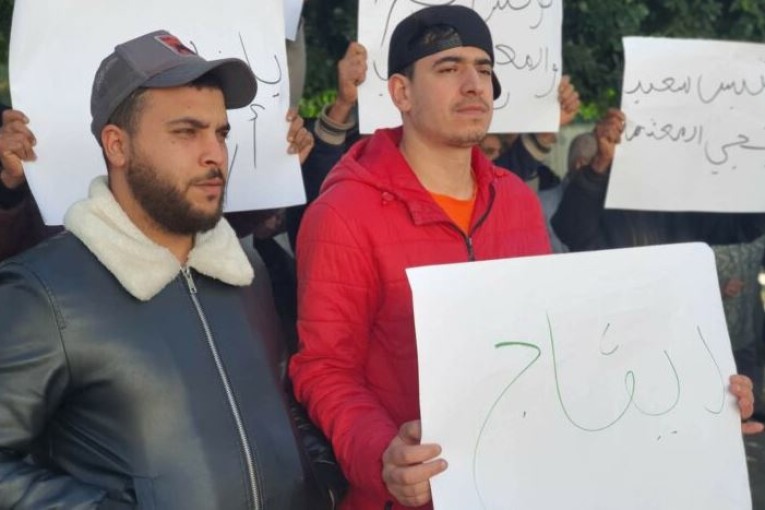 أهالي جبل لحمر ينفذون وقفة احتجاجية أمام معتمدية العمران