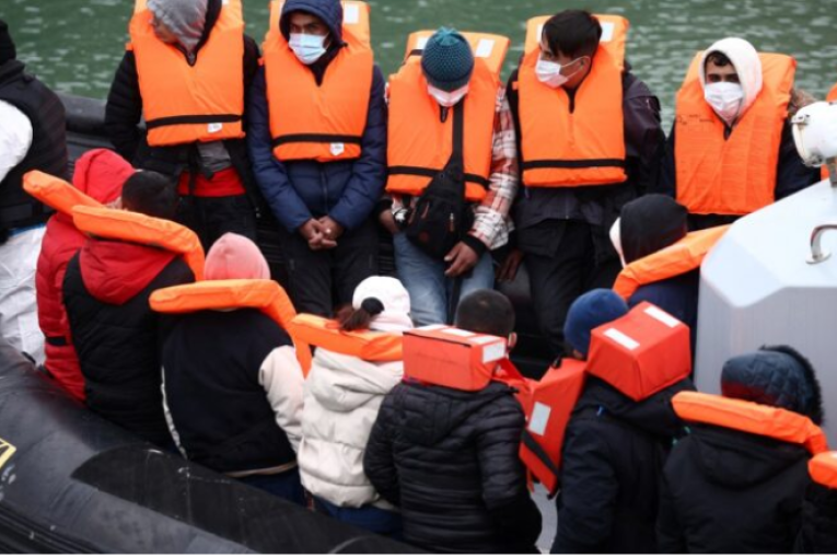 وصول أكثر من 500 مهاجر إلى إيطاليا لدى رسو سفينتي إنقاذ