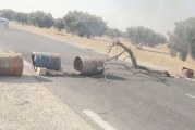 القيروان: أهالي منطقة المتبسطة يغلقون الطريق الوطنية رقم 2 احتجاجا على الوضع البيئي الكارثي